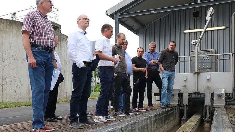Im Mai 2023 ließen sich Iphofens Stadträte von Betriebsleiter Christian Weigand (Sechster von rechts) durch die Kläranlage führen. Im Mai 2023 ließen sich Iphofens Stadträte von Betriebsleiter Christian Weigand (Sechster von rechts) durch die Kläranlage führen.