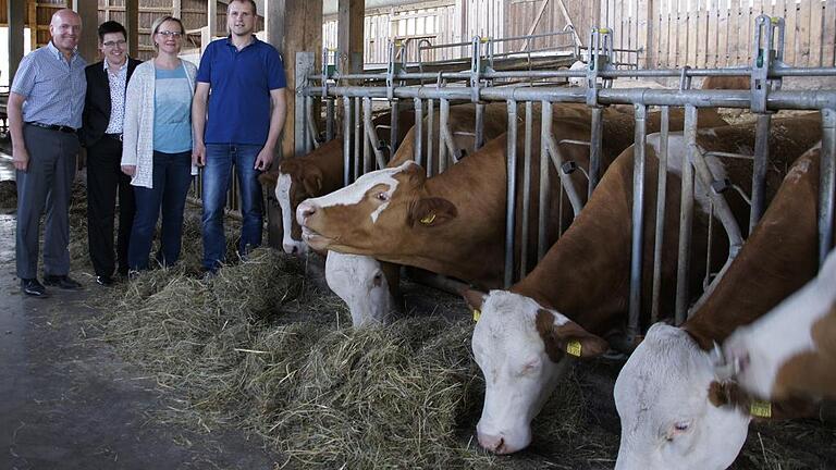 Horst und Claudia Hartmann (von rechts) stellten ihre Rinderhaltung und ihre Pläne Bürgermeisterin Birgit Erb und Landrat Thomas Habermann im Stall vor.