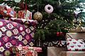 Weihnachtsgeschenke unter einem Baum       -  Weihnachtsgeschenke - doch nicht immer müssen die Geschenke eingepackt sein. (Symbolbild)