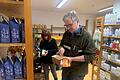 Stefan Wagener räumt zusammen mit Helferin Ingrid Bahr die Regale im neuen Naturkost in Mürscht am Marktplatz 17 ein. Am Donnerstag wird das Geschäft, das bisher in der Veit-Stoß-Straße zu finden war, von ihm neu eröffnet.       -  Stefan Wagener räumt zusammen mit Helferin Ingrid Bahr die Regale im neuen Naturkost in Mürscht am Marktplatz 17 ein. Am Donnerstag wird das Geschäft, das bisher in der Veit-Stoß-Straße zu finden war, von ihm neu eröffnet.
