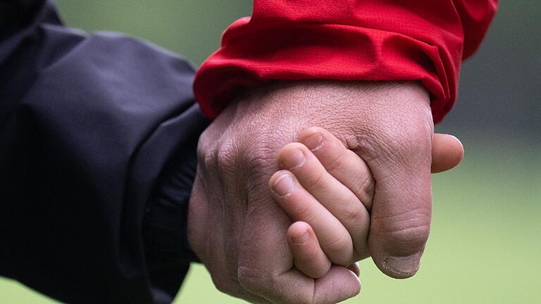 Vatertag       -  Deutschland droht wegen einer bayerischen Regelung zur Unterstützung von Familien eine Geldstrafe. (Symbolbild)