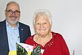 Mit Blumen gratulierte Schwarzachs Bürgermeister Volker Schmitt Brigitte Hauwasser zum 90. Geburtstag.