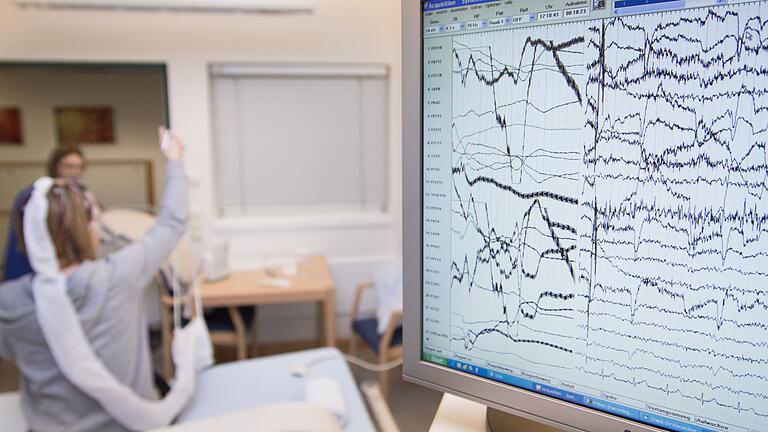 Impulse von Elektroden zur Messung von Gehirnströmen - Ein sogenanntes EEG macht Gehirnströme sichtbar. Das Untersuchungsverfahren nimmt eine wichtige Rolle in der Diagnostik der Erkrankung ein. Impulse von Elektroden zur Messung von Gehirnströmen - Ein sogenanntes EEG macht Gehirnströme sichtbar. Das Untersuchungsverfahren nimmt eine wichtige Rolle in der Diagnostik der Erkrankung ein.
