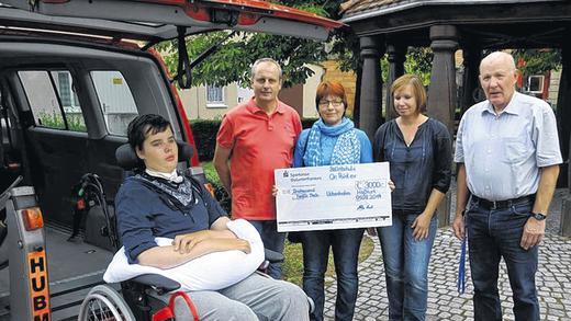 Erlös aus einer Benefizveranstaltung: Eine Spende von 3000 Euro überreichten Uta Möller-Reuß (Zweite von links) von der Ballettschule On Point in Haßfurt zusammen mit ihrem Vater Gerhard Möller (rechts) an Heike und Jürgen Thein als Erlös einer Benefizveranstaltung am 19. Juli in Königsberg. Damit wurde die Anschaffung eines Fahrzeuges mit Hebebühne unterstützt. Erlös aus einer Benefizveranstaltung: Eine Spende von 3000 Euro überreichten Uta Möller-Reuß (Zweite von links) von der Ballettschule On Point in Haßfurt zusammen mit ihrem Vater Gerhard Möller (rechts) an Heike und Jürgen Thein als Erlös einer Benefizveranstaltung am 19. Juli in Königsberg. Damit wurde die Anschaffung eines Fahrzeuges mit Hebebühne unterstützt.