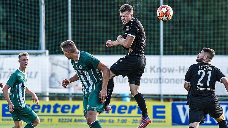 Bayernliga Nord - DJK Gebenbach vs. 1. FC Sand - Schweißtreibend: Der Sander Max Witchen (Zweiter von rechts) behauptet sich im Kopfballduell gegen Gebenbachs Marco Seifert (links daneben). Im Bild ganz rechts der Sander Kevin Steinmann. Bayernliga Nord - DJK Gebenbach vs. 1. FC Sand - Schweißtreibend: Der Sander Max Witchen (Zweiter von rechts) behauptet sich im Kopfballduell gegen Gebenbachs Marco Seifert (links daneben). Im Bild ganz rechts der Sander Kevin Steinmann.