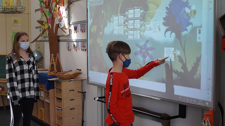Die Viertklässler Lana Diessner und Eli Mahr machen Spiele am Whiteboard: Die Digitalisierung bietet an der Grund- und Mittelschule in Theres viele Möglichkeiten. Die Viertklässler Lana Diessner und Eli Mahr machen Spiele am Whiteboard: Die Digitalisierung bietet an der Grund- und Mittelschule in Theres viele Möglichkeiten.