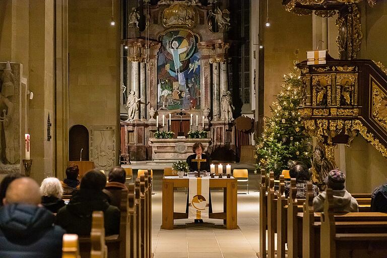 Auch die evangelische Kirche in Schweinfurt setzte ein Zeichen: In der St.-Johanniskirche fand mit Pfarrerin Barbara Renger wieder ein Friedensgebet statt. Auch die evangelische Kirche in Schweinfurt setzte ein Zeichen: In der St.-Johanniskirche fand mit Pfarrerin Barbara Renger wieder ein Friedensgebet statt. 