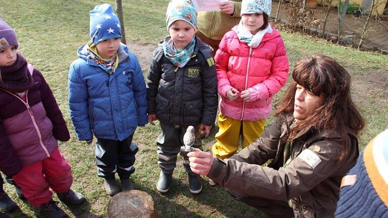 Naturpark-Ranger Alexandra Kellner zeigt den jungen Naturpark Entdeckern einen Hausspatz. Naturpark-Ranger Alexandra Kellner zeigt den jungen Naturpark Entdeckern einen Hausspatz.