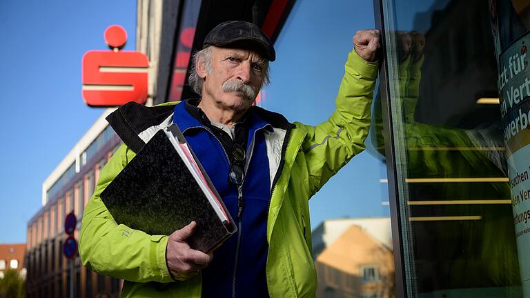 Rentner Herbert Kordwig aus Höchberg (Lkr. Würzburg) kämpft seit dem Tod seiner Mutter mit bürokratischen Hürden. Rentner Herbert Kordwig aus Höchberg (Lkr. Würzburg) kämpft seit dem Tod seiner Mutter mit bürokratischen Hürden.
