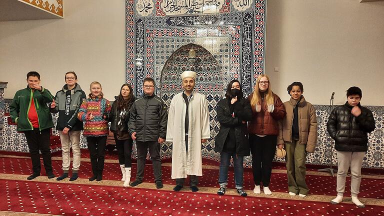 Sehr herzlich empfangen wurde die Leo-Weismantel-Schule von Imam Efraim in der Ditib Moschee in Karlstadt. Sehr herzlich empfangen wurde die Leo-Weismantel-Schule von Imam Efraim in der Ditib Moschee in Karlstadt.