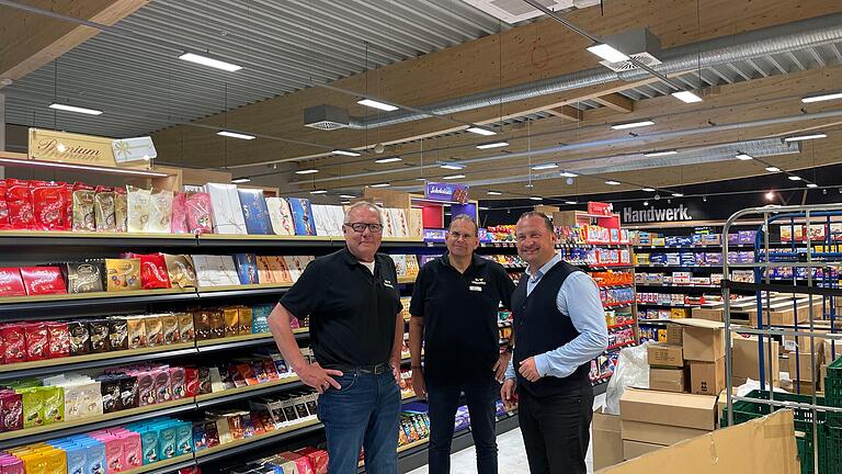 Am 29.6 eröffnet in Grafenrheinfeld der Edeka-Markt MainCenter. Im Bild (von links): die Betreiber Burkhard Pfister und Herbert Pfrang mit Bürgermeister Christian Keller. Am 29.6 eröffnet in Grafenrheinfeld der Edeka-Markt MainCenter. Im Bild (von links): die Betreiber Burkhard Pfister und Herbert Pfrang mit Bürgermeister Christian Keller.