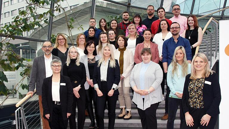 Gemeinsam mit den Teilnehmenden des Qualifizierungslehrgangs „Spezielle Pflege auf Stroke Unit“ freuten sich die Verantwortlichen am Rhön-Klinikum Campus Bad Neustadt: Dr. Hassan Soda, Chefarzt der Klinik für Akutneurologie/Stroke Unit und neurologische Intensivmedizin, Angela Götz-Jackman, Pflegebereichsleiterin (von links) sowie Tina Nöth, pflegerische Kursleiterin (vorne rechts).