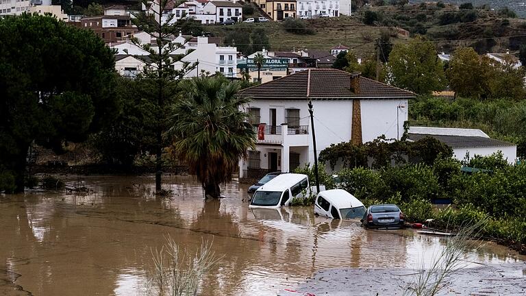 Überflutungen in Spanien       -  In Álora unweit von Málaga, wo auch diese Autos Schaden nahmen, geriet ein Schnellzug aus den Gleisen.