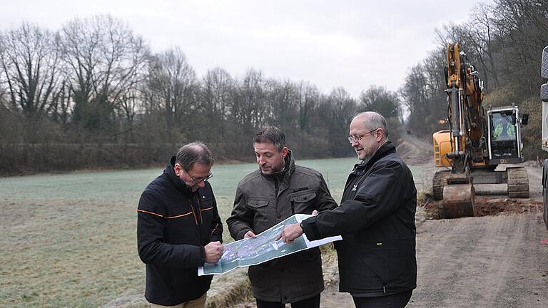 Stefan Goos von der Firma Zehe, Hafenlohrs Bürgermeister Thorsten Schwab und Baudirektor Michael Fuchs vom Staatlichen Bauamt Würzburg gehen die Pläne für die Umsiedlung der Zauneidechsen durch. Stefan Goos von der Firma Zehe, Hafenlohrs Bürgermeister Thorsten Schwab und Baudirektor Michael Fuchs vom Staatlichen Bauamt Würzburg gehen die Pläne für die Umsiedlung der Zauneidechsen durch.