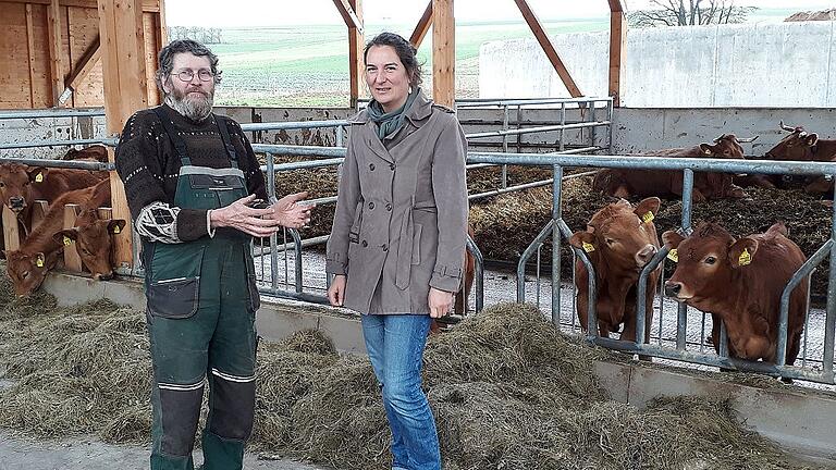 Die neue Projektmanagerin der Ökomodellregion, Corinna Ullrich, auf dem Schwalbenhof im Fachgespräch mit Karl-Heinrich Weber.