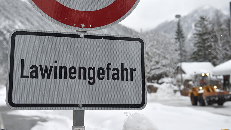 Die Straße nach Österreich ist am Grenzübergang Mittenwald-Scharnitz auf Grund der Lawinengefahr gesperrt. Die Straße nach Österreich ist am Grenzübergang Mittenwald-Scharnitz auf Grund der Lawinengefahr gesperrt. 