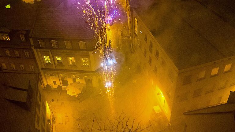 Blick vom Schrottturm herunter in einer Silvesternacht, wo man insbesondere den dicken Qualm, der von den Raketen erzeugt wird, erkennen kann.