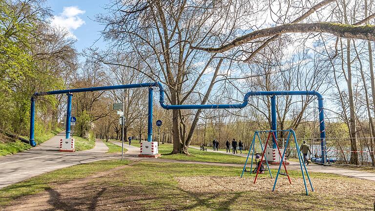 Die blauen Rohre sind Teil einer Maßnahme zur temporären Grundwasserabsenkung für den Bau der Würzburger Wohnanlage 'Lichtblick'.