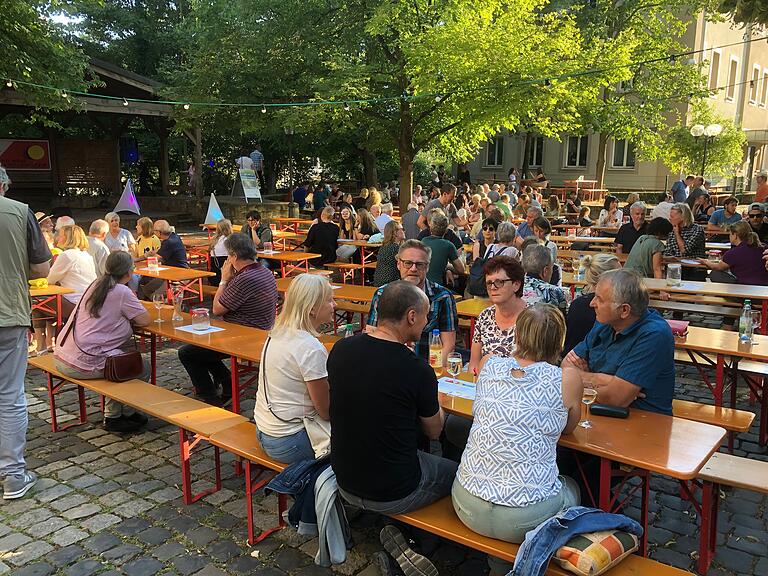 Die ruhige Schöppelzone im Spitalgarten wurde schon in den Nachmittagsstunden gerne besucht.