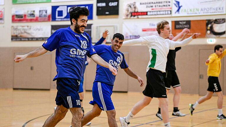 Firat (27, links) war schon bei mehreren Trainingseinheiten der SG Karlstadt-Thüngersheim dabei. Neben ihm wärmt sich ein weiterer Mann aus der Notunterkunft auf.