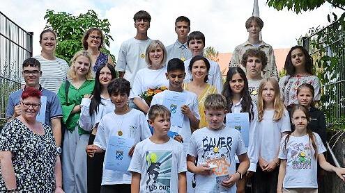 Unser Foto zeigt die Schülerinnen und Schüler der Brückenklasse an der Mittelschule Hammelburg zusammen mit Konrektorin Ellen Erhard.       -  Unser Foto zeigt die Schülerinnen und Schüler der Brückenklasse an der Mittelschule Hammelburg zusammen mit Konrektorin Ellen Erhard.