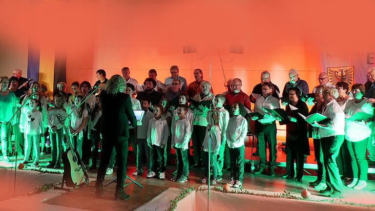 Die von den Sängerinnen und Sängern ausgewählten Lieder und Songs aus ihren Konzerten der vergangenen fünf Jahre begeisterten die Zuhörer in der Frankenhalle. Die von den Sängerinnen und Sängern ausgewählten Lieder und Songs aus ihren Konzerten der vergangenen fünf Jahre begeisterten die Zuhörer in der Frankenhalle.