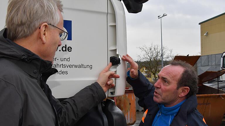 Eine kleine Kamera an der Beifahrertüre deckt den Bereich neben dem Fahrzeug ab, den der Fahrer im Außenspiegel nicht sieht. Im Bild der Leiter des Wasser- und Schifffahrtsamts Schweinfurt, Heinrich Schoppmann, und Lkw-Fahrer Herbert Schröder.