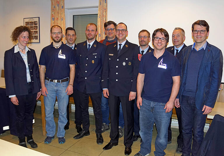 Abschied und Neubeginn bei der Freiwilligen Feuerwehr Hausen. Von links: Regine Schraut, Stefan Ruckert, Oliver Keller, der bisherige Vorstand Andreas Altenhöfer, Udo Schmid, der neue Vorstand Christian Kraft, Martin Schmitt, Daniel Rothenhöfer, Gerald Bick und Bürgermeister Bernd Schraud.