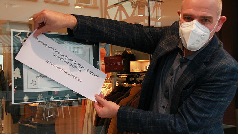 Martin Krause vom Modehaus Koch in Karlstadt mit dem Schild der verlängerten Öffnungszeiten. Martin Krause vom Modehaus Koch in Karlstadt mit dem Schild der verlängerten Öffnungszeiten.