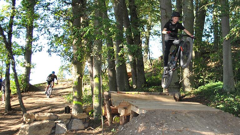 Ganz schön steil: Die Jugendlichen waren in die Planung des Wülfershäuser Bikeparks einbezogen worden. Das Angebot passt zum Ziel einer bewegungsfreundlichen Gemeinde.