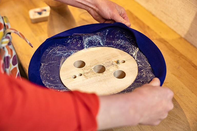 Der Hut wird vom Holzrand befreit und von der Holzform genommen. Der Hut wird vom Holzrand befreit und von der Holzform genommen.