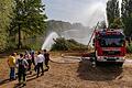 An mehreren Stellen des Sees sind die Feuerwehren im Einsatz und verteilen das abgepumpte, stauerstoffarme Oberflächenwasser mit einem feinen Sprühstrahl.