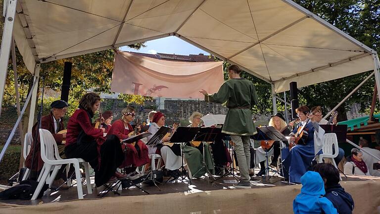 Das Schweinfurter Mandolinen- und Gitarrenorchester auf dem Mittelalterfest.