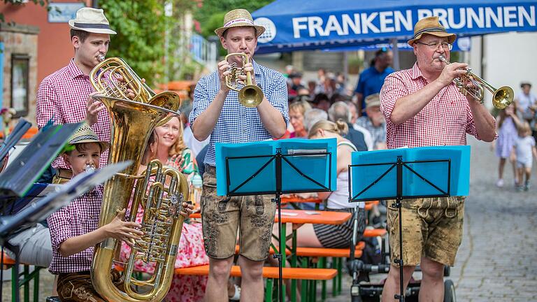 Musikalische Unterhaltung gehört einfach dazu bei einer Kirchweih, wie hier im Schweinfurter Zürch im Jahr 2023.