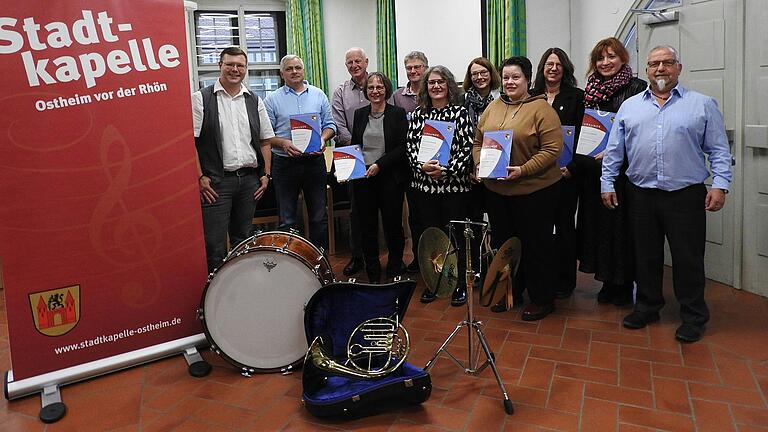 Auf dem Foto Steven Grötsch (2. Vors.), Alexander Dorst, Gisbert Hander, Monika Weber, Holger Dytrt, Christine Breunig, Gaby Schuhmann, Sabine Thanisch, Doris Mühlfeld, Christine Schenk und Bernhard Friedl (stellvertr. Kreisvorsitzender NBMB).