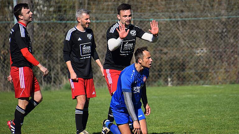 Rhöner Fußball-Nachlese       -  Unschuldslamm: Auf „Nicht schuldig“ plädiert dieser Spieler der SG Bad Brückenau/Römershag nach dem Duell mit Alexander Unsleber vom VfR Sulzthal.