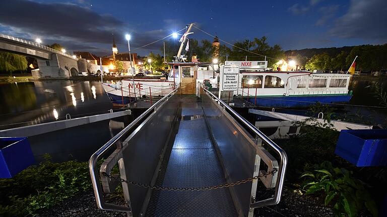 Die Nixe an ihrer Anlegestelle unter der Alten Mainbrücke. Das Schiff soll künftig auch im Tourismus-Konzept für das südliche Maindreieck eine Rolle spielen.