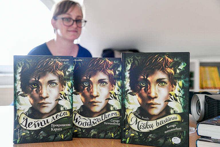 Weltweit auf dem Markt: Tanja Birkenstock,&nbsp;Chefin der Lizenzabteilung,&nbsp;mit drei verschiedensprachigen Ausgaben von 'Woodwalkers' von Katja Brandis.