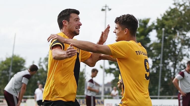 Jawoll! Wie schon gegen Birkenfeld traf Hannes Glas (rechts, TSV Eisingen), hier neben Benedikt Engert, wieder - im Duell mit dem SV Greußenheim sogar&nbsp; dreifach.&nbsp;