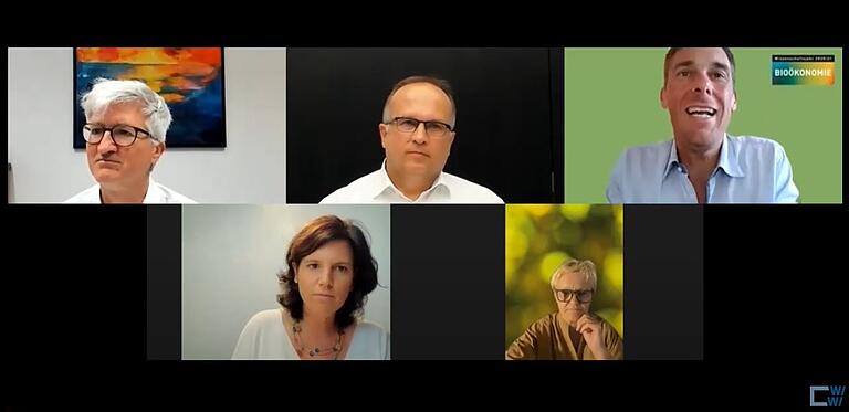 Die Diskussionsteilnehmenden haben sich online zugeschaltet: LMU-Professor Markus Vogt , Thomas Dosch von Tönnies und Moderator Frank Müller (oben von links) sowie FDP-Politikerin Carina Konrad (links unten) und Renate Künast (Bündnis 90/Die Grüne). Die Diskussionsteilnehmenden haben sich online zugeschaltet: LMU-Professor Markus Vogt , Thomas Dosch von Tönnies und Moderator Frank Müller (oben von links) sowie FDP-Politikerin Carina Konrad (links unten) und Renate Künast (Bündnis 90/Die Grüne).
