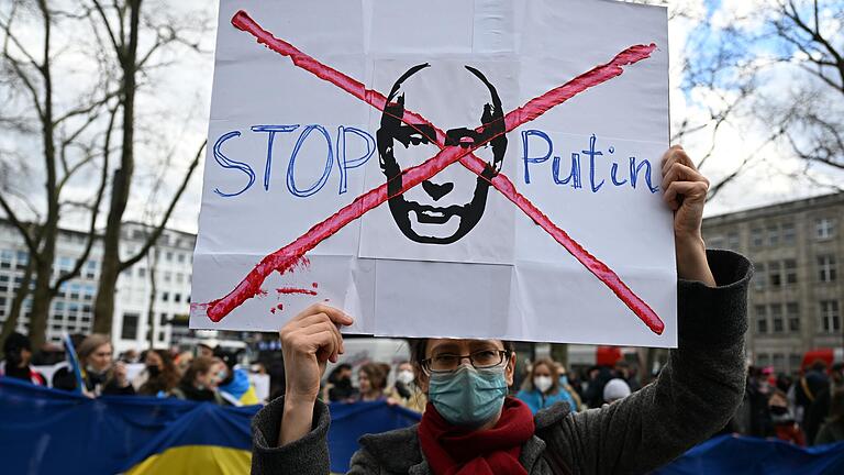 Proteste gegen Putin: Mehrere Hundert Menschen demonstrierten am Donnerstag unter anderem in Köln gegen den Angriff Russlands auf die Ukraine.