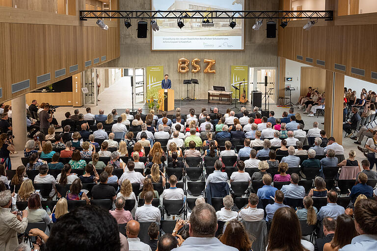 Herzstück des neuen Berufsschulzentrums ist die Aula, die als Begegnungsstätte für Lehrende und Lernende dient und für Veranstaltungen mit 500 Personen ausgelegt ist.
