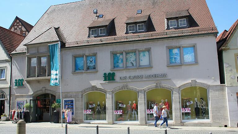 Das Modehaus Iff am Marktplatz in Gerolzhofen besteht seit 1936. Anja und Günter Iff führen das Geschäft seit 25 Jahren.