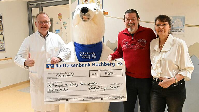 Professor Thomas Meyer, Leiter der Kinderchirurgie der Uniklinik Würzburg ,freut sich über eine Spende von 4000 Euro von Harald und Margit Seubert an den Verein Kinderklinik Würzburg Station Luftikus.