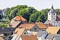 Stimmige Dachlandschaft: Der Wohnhaus-Neubau auf dem Bauhüttengelände (linke Bildhälfte) passt sich in die Dachlandschaft von Obbach ein.