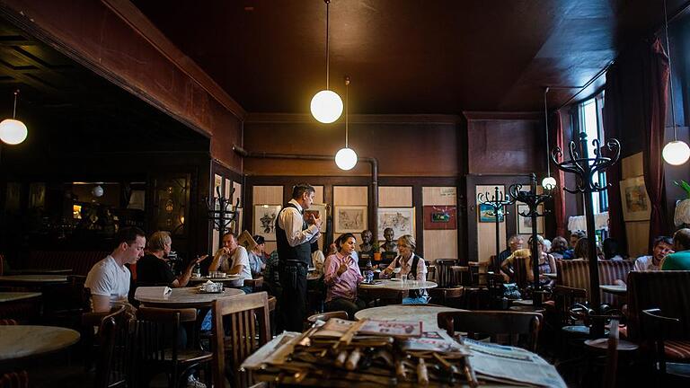Viennese coffee house culture       -  Kaffee, Zeitungen, charmanter Ober: im Hawelka wie früher.
