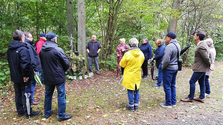 Vorstand Erwin Kruczek vom Naturfriedhof Alsleben informiert über den Ablauf einer Begräbnisfeier auf dem Vorplatz der Wallfahtskapelle St. Ursula. Vorstand Erwin Kruczek vom Naturfriedhof Alsleben informiert über den Ablauf einer Begräbnisfeier auf dem Vorplatz der Wallfahtskapelle St. Ursula.