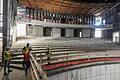 Zurückgebaut bis auf den nackten Beton: Blick in den Zuschauerraum im Großen Haus des Mainfranken Theaters. Von links:&nbsp; Carola Falkenmayer und Sven Franke vom Architekturbüro FMP, Geschäftsführender Direktor Dirk Terwey und Reporter Mathias Wiedemann.