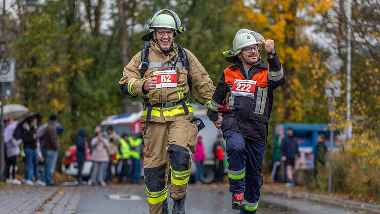 Bocksbeutellauf Thüngersheim       -  Rund 250 Läuferinnen und Läufer nehmen am Sonntag (05.11.23) beim Bocksbeutellauf in Thüngersheim teil. Unser Bild zeigt den Schülerlauf U16 und Hobby über 2,5 Kilometer.