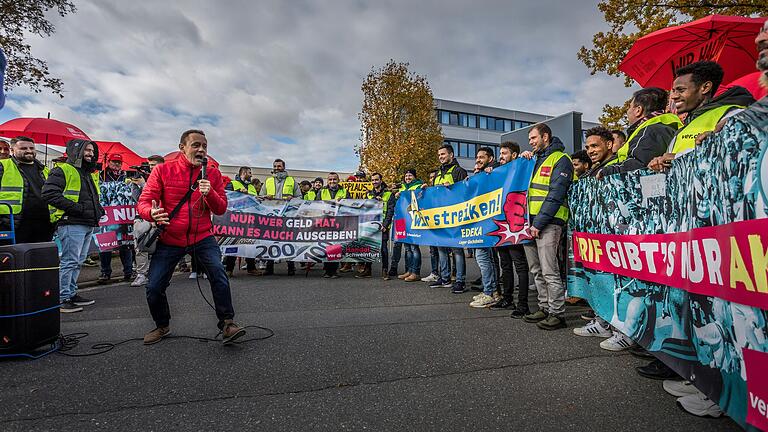 Im Laufe des vergangenen Jahres kam es immer wieder zu öffentlichen Aktionen von Beschäftigten und der Gewerkschaft Verdi in der Region, wie hier im November 2023 vor der Edeka Zentrale Nordbayern in Rottendorf.